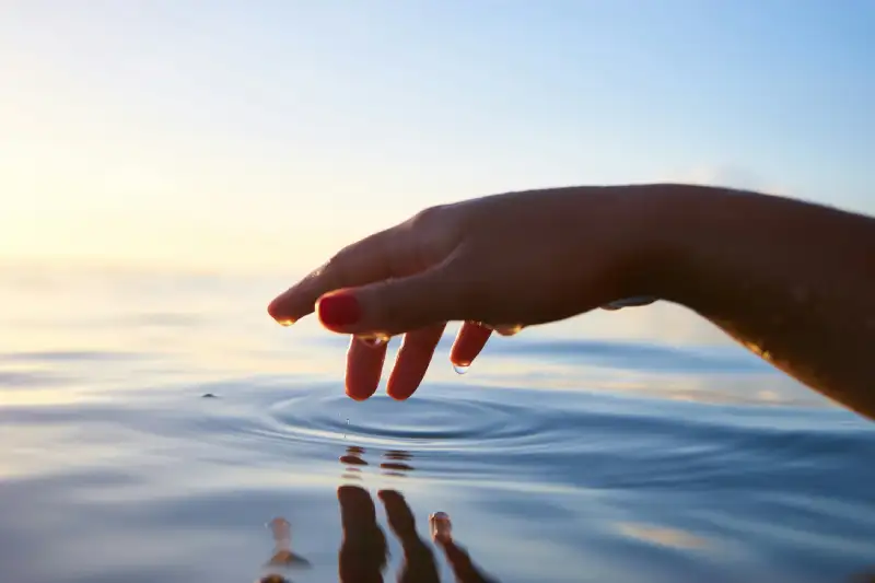 Realizza ciò che sei - mano che accarezza acqua